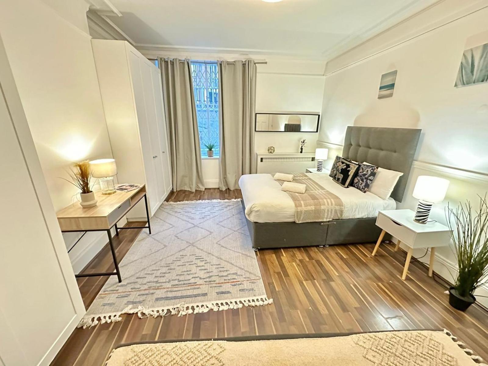 Family Four Bedroom Near Oxford Street Apartment